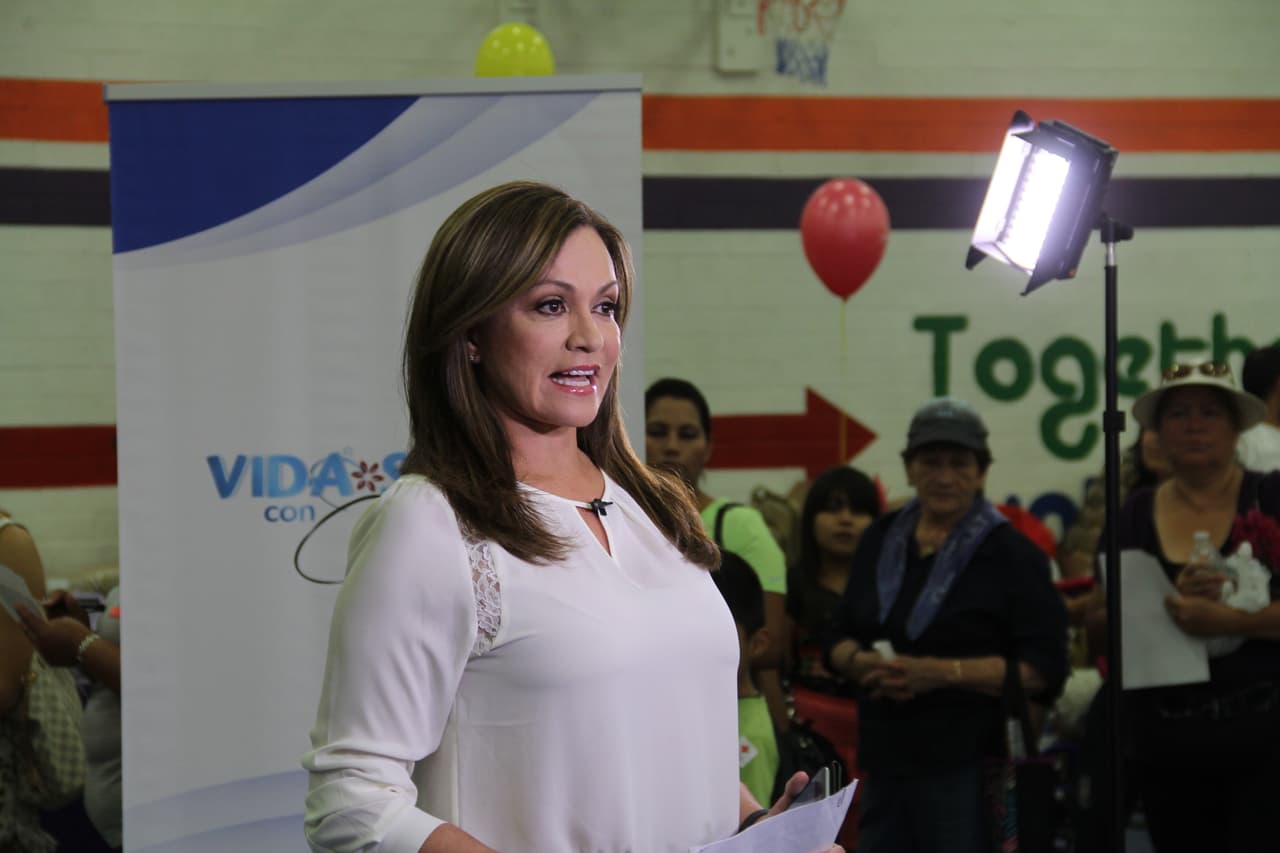 Unas 300 personas asistieron a la feria “Camino a la Salud’, donde se hicieron exámenes gratis, bailaron Zumba y conocieron a la carismática Cecilia Ramírez Harris de Primer Impacto.