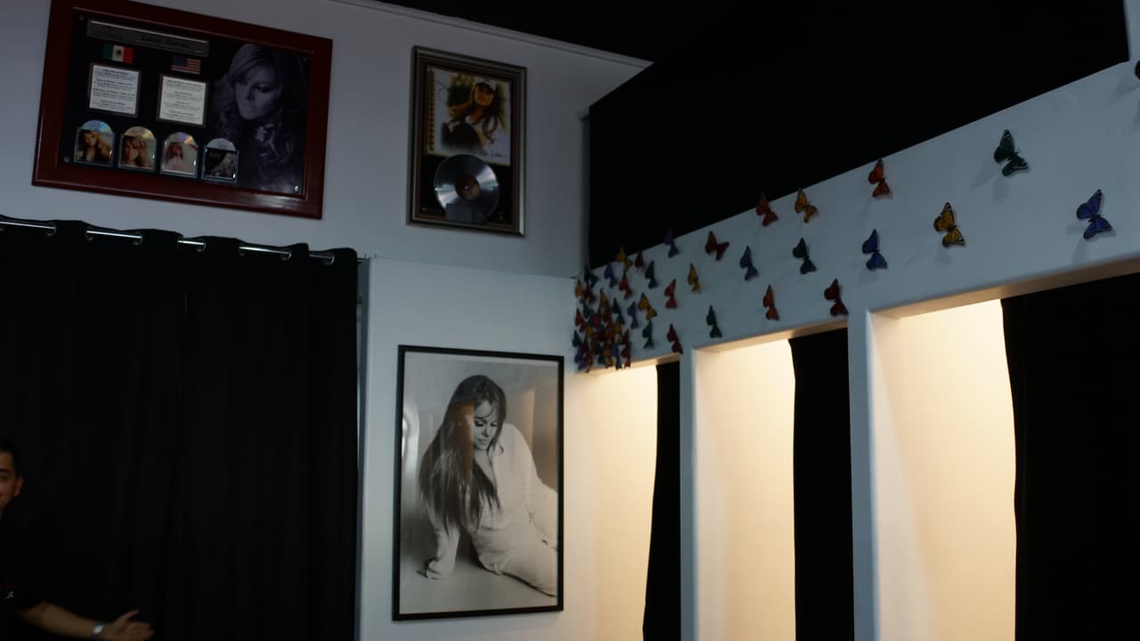 Chiquis, Rosie, Juan, Jacquie, Jenicka y Johnny Rivera celebran la apertura de 'Jenni Rivera Boutique' en Los Ángeles.