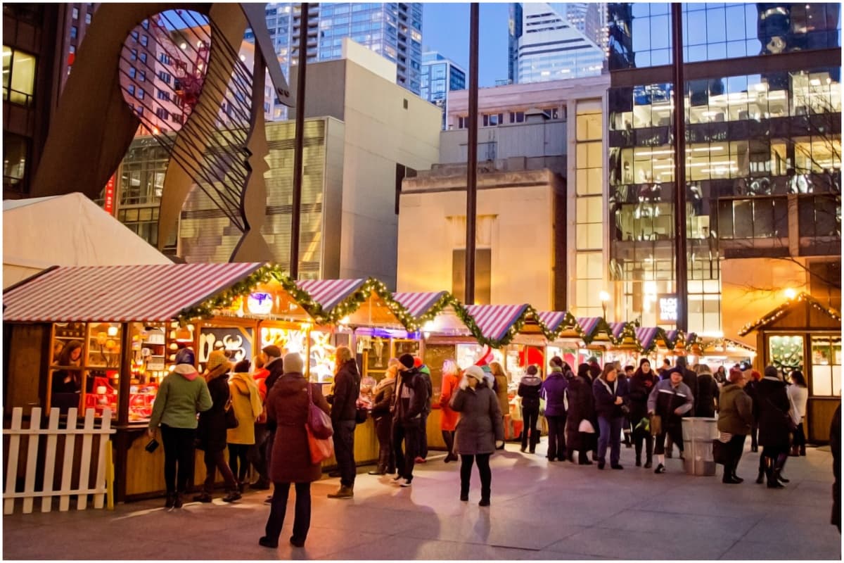 <b>Christkindlmarket Daley Plaza</b>
<br>📍Daley Plaza, Naperville y The Park at Wrigley.
<br>📆Del 17 noviembre a 24 de diciembre.
<br>❄️Es un mercado navideño al aire libre inspirado en la tradición alemana con varios puestos, donde podrás encontrar ornamentos, regalos, adornos navideños, así como comida alemana, salchichas, cervezas y Glühwein, que es un vino caliente con especias.