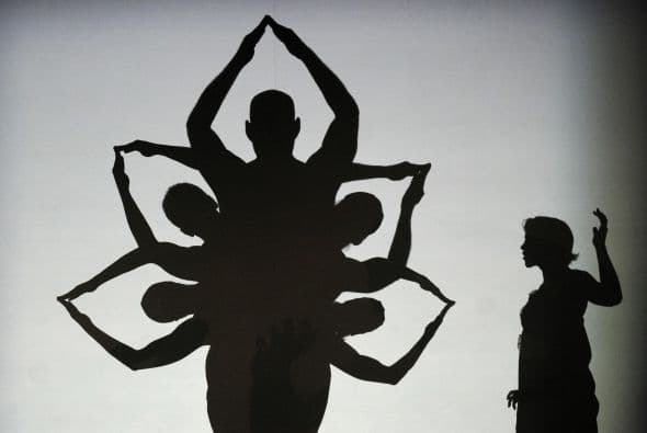 Gracias a esa explosión de popularidad, Pilobolus decidió dar forma a una narración escénica que pudo concretar finalmente en 2009 con ayuda de Steve Banks, guionista de la serie animada Bob Esponja, y del músico David Poe, dando así forma a una mezcla entre el estilo inigualable de su danza y de nuevos e innovadores formatos de multimedia, así señaló Allistair MacCaulay del periódico The New York Times.