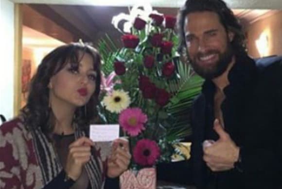 Sabemos también que la actriz ya convive con Santi, el hijo del actor.