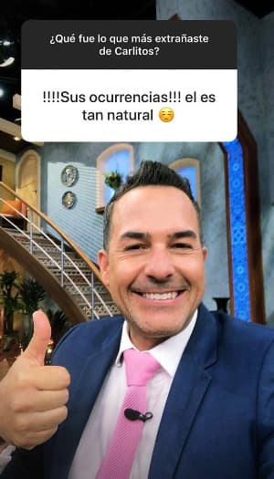 La espontaneidad le brota por los poros. Carlos es naturalmente ocurrente.
