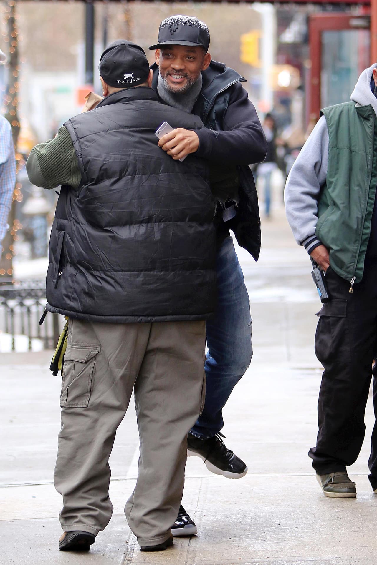 Hasta de abrazo saludó a algunos fans.