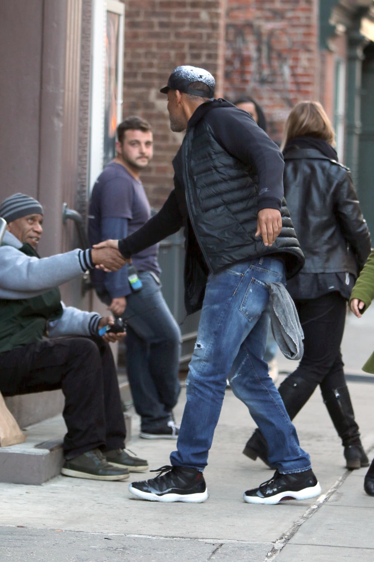 Mientras caminaba por las calles de la 'Gran Manzana' saludó a sus fans.