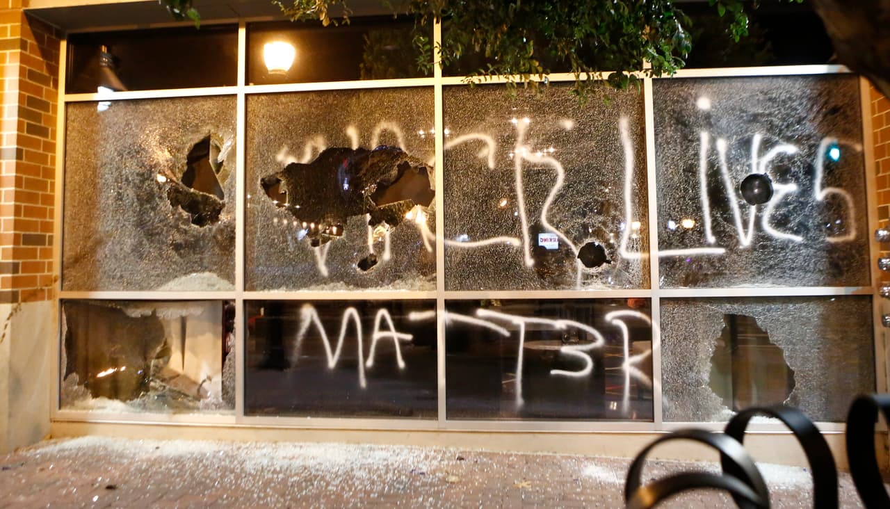 Un edificio cercano a la Universidad de Carolina del Norte, que fue vandalizado.