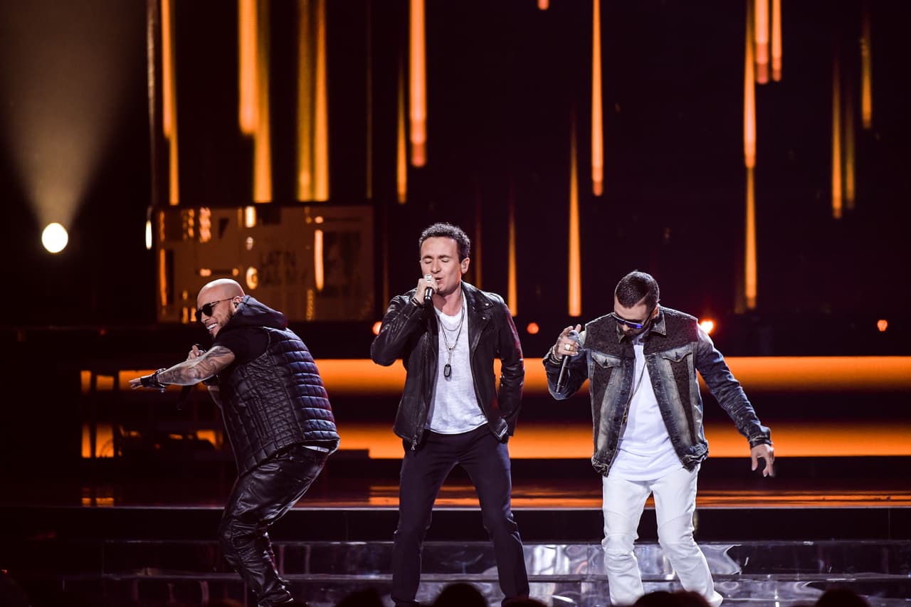 Así comenzó a vibrar el escenario.