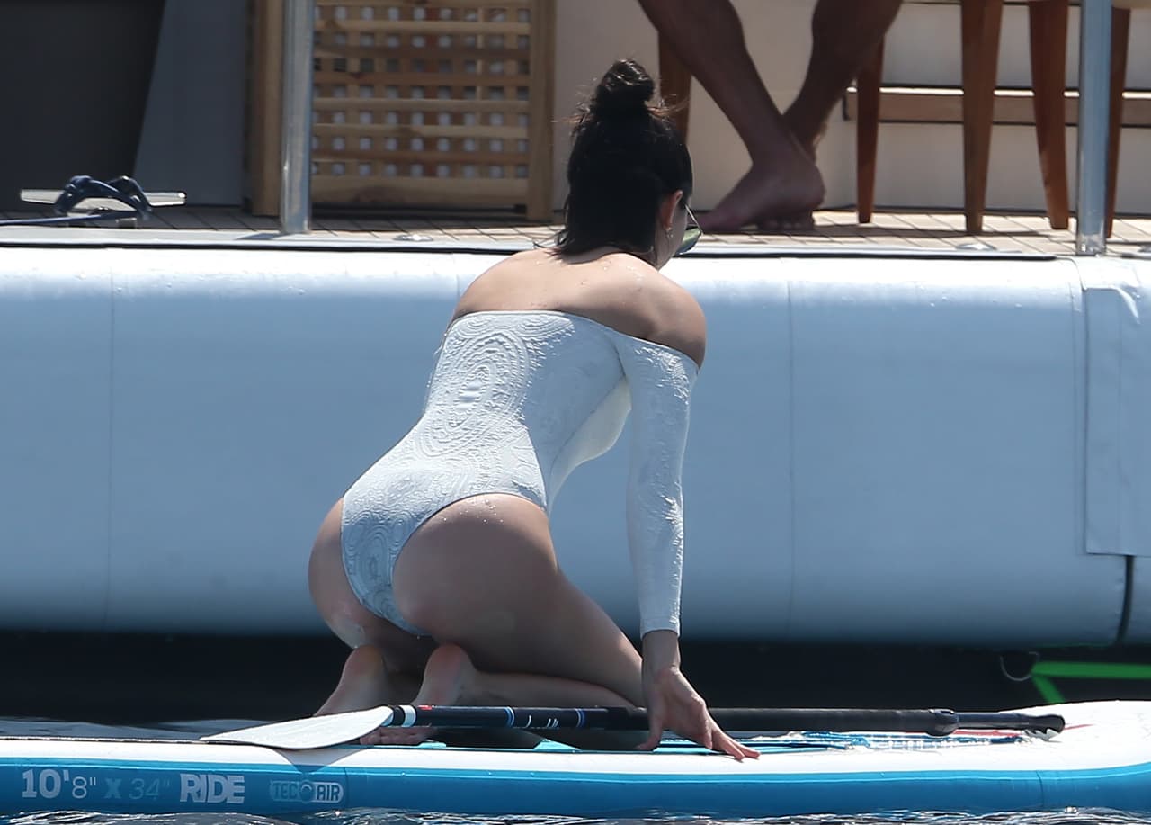 Toda la semana, las hermanas Kendall Jenner y Kourtney Kardashian han sido vistas disfrutando del sol en un yate en la localidad francesa de Antibes. Kourtney ha estado con su novio, Younnes, mientras Kendall Jenner ha optado por broncearse y pasear sobre un paddleboard y un jet-ski.