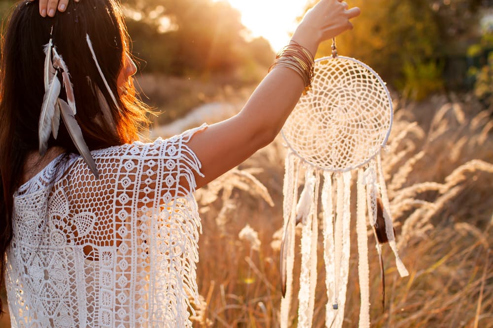 La costumbre de mayor importancia para personalizar el atrapasueños consiste en cortar uno de los hilos que forman la red, para así interrumpir los malos sueños o pesadillas con el fin de que jamás se cumplan.
<br>