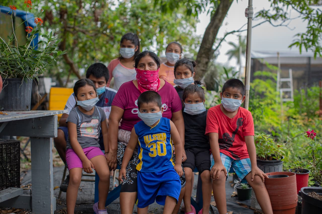 Melda Velázquez es una migrante guatemalteca que perdió su trabajo recogiendo guayabas en medio de la pandemia. Tiene 10 hijos y un enorme temor a que se enfermen y a no poder sostenerlos económicamente.