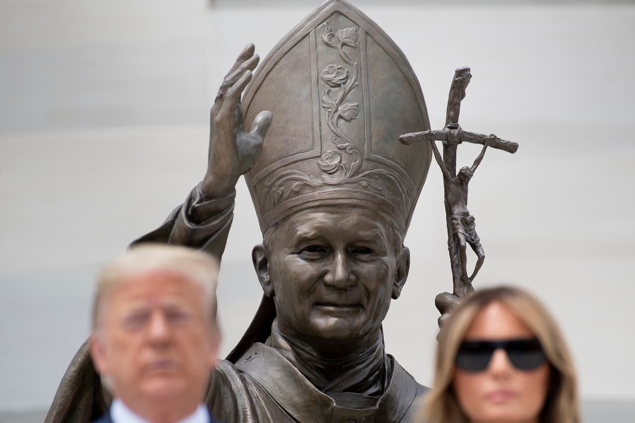 El presidente Donald Trump y la primera dama, Melania, en su visita al santuario en honor al papa Juan Pablo II. Ello fue duramente criticado por el arzobispo de Washington DC, quien catalogó esa aparición de "desconcertante y reprensible".
