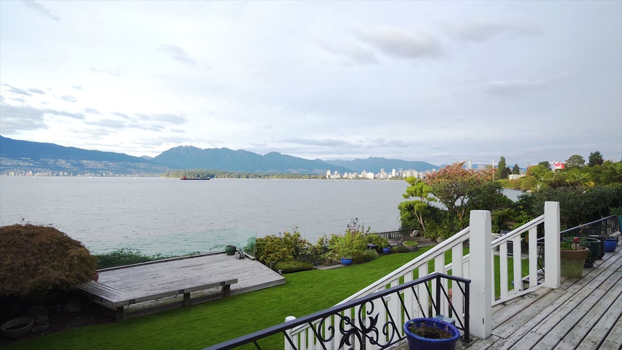 Incluye jardines privados bien cuidados.