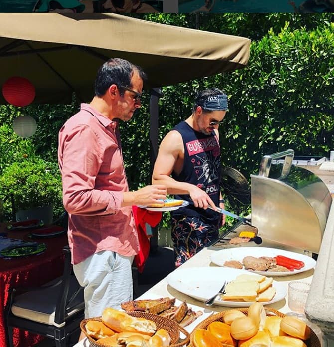 Y mientras Sofía recibía a sus comensales, a su esposo le tocó preparar las hamburguesas y los tradicionales hot dogs, que no podían faltar en este festejo.