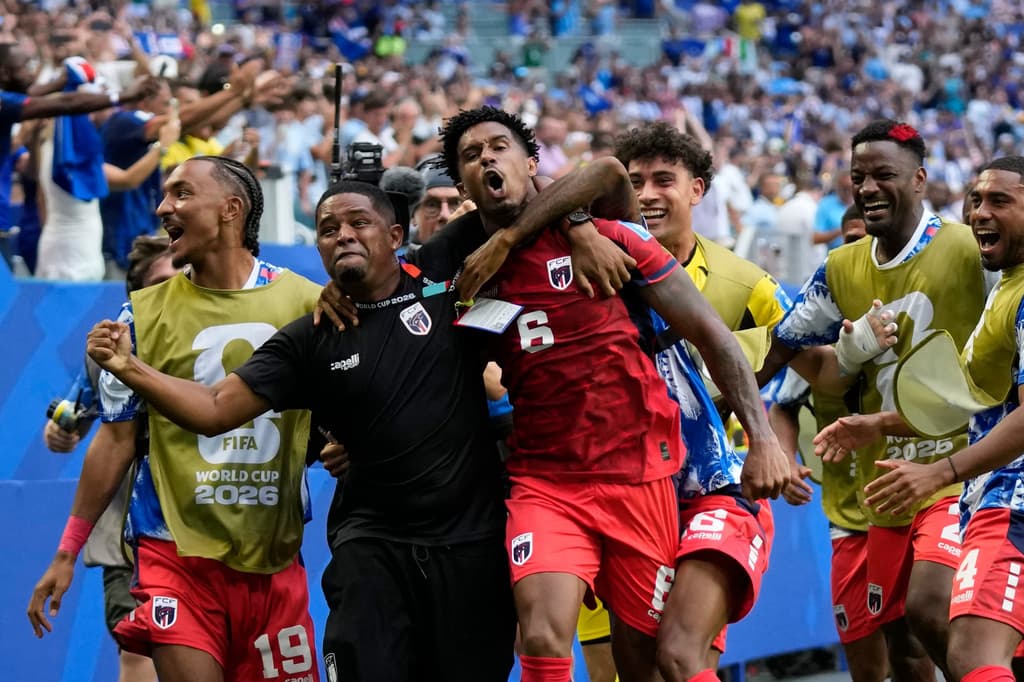 Kevin Pina, de Cabo Verde, en el centro, celebra con sus compañeros tras marcar el primer gol