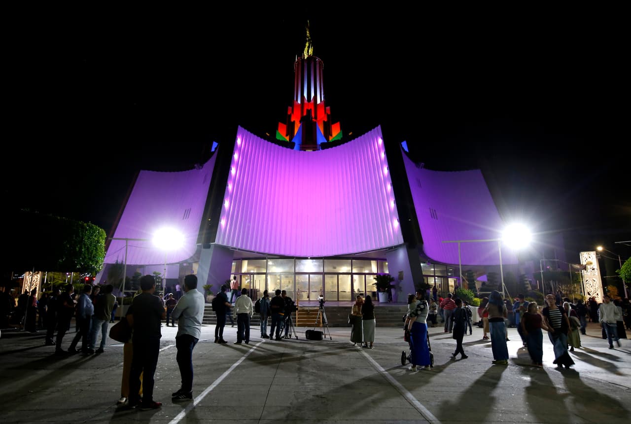 El templo mayor de 
<a href="https://www.univision.com/noticias/america-latina/los-tuneles-secretos-debajo-del-templo-principal-de-la-luz-del-mundo-en-mexico">La Luz del Mundo</a> en Guadalajara, 
<a href="https://www.univision.com/temas/mexico-city">México</a>, es uno de los recintos religiosos más grandes de Latinoamérica. Tiene una capacidad para 12,000 personas. Del suelo a su torre mide 60 metros (196 pies) lo cual le permite ser visto a millas de distancia.