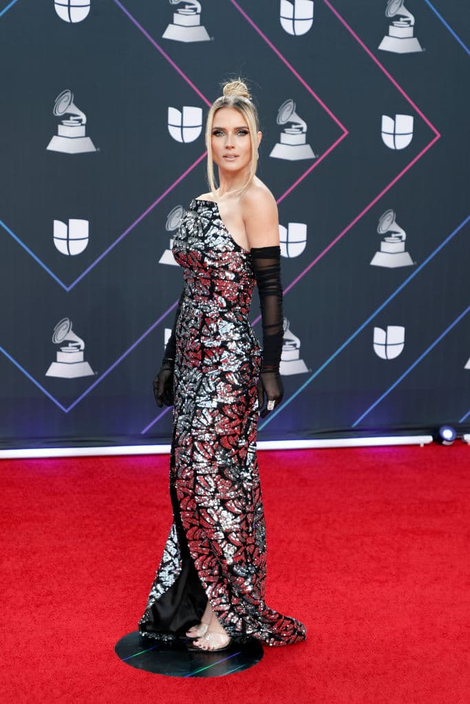 <b>Kimberly Dos Ramos</b> fue otra de las famosas que tuvieron una pequeña participación en la premiación, a ella la vemos en 
<a href="https://www.univision.com/temas/la-desalmada">La Desalmada</a>.