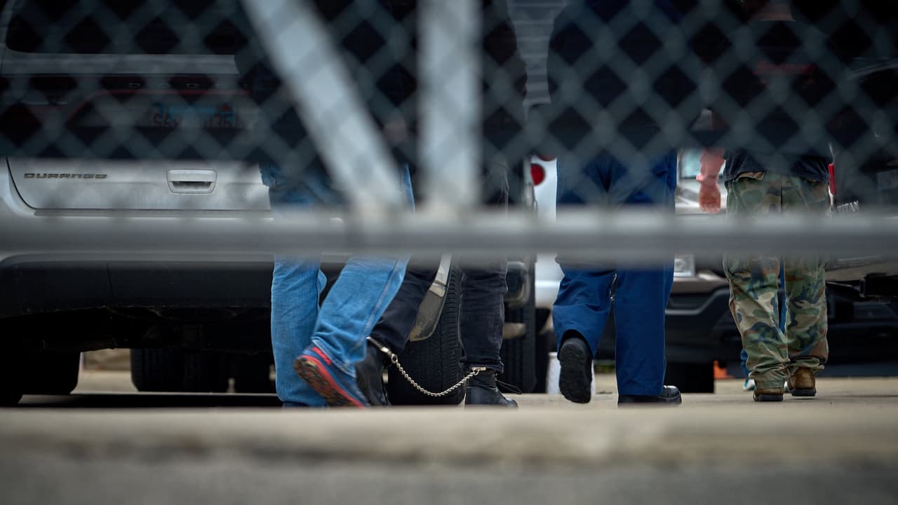 Jurado ordena pagar $112 millones a inmigrantes detenidos ilegalmente por ICE en Suffolk