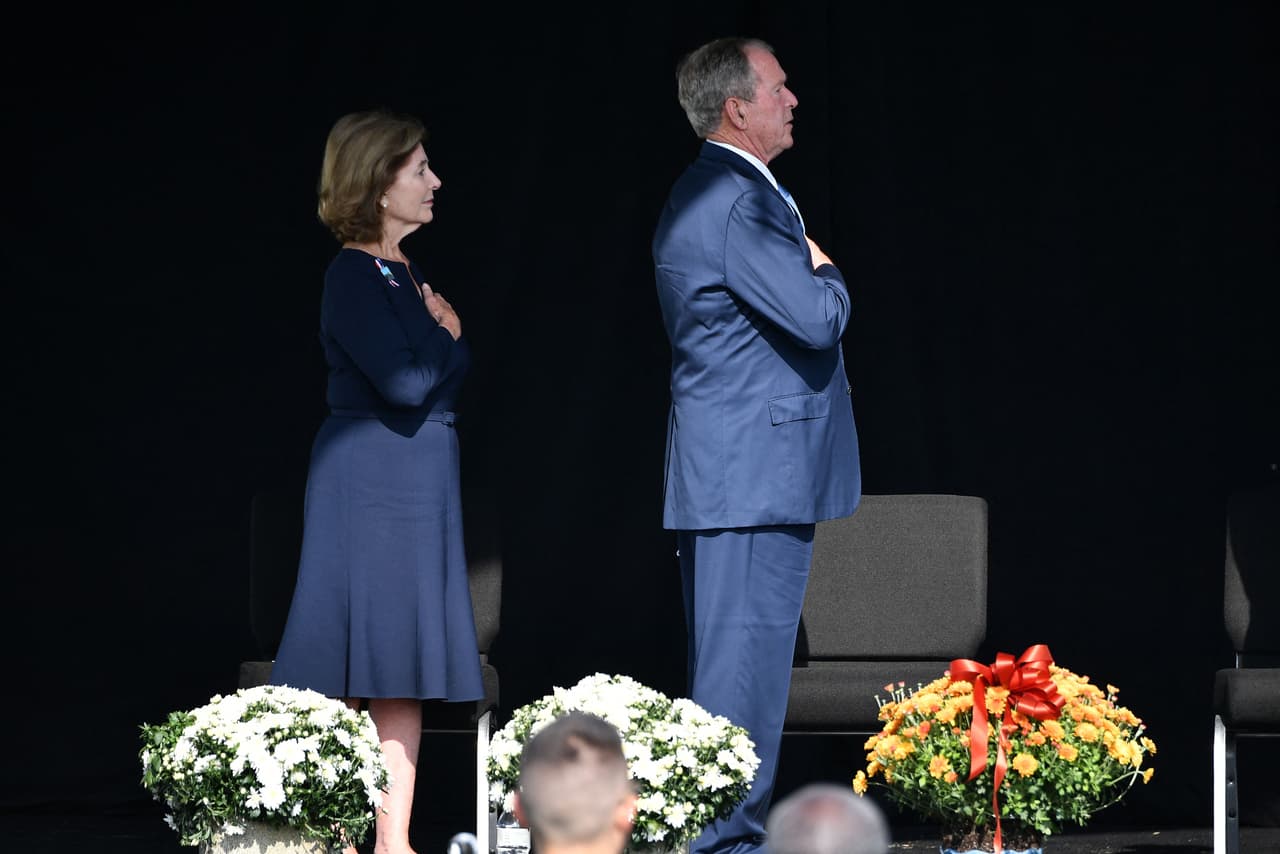 El expresidente George W. Bush, y la ex primera dama Laura Bush, rezan mientras asisten a la conmemoración del 11 de septiembre en el Monumento Nacional del Vuelo 93 en Shanksville, Pensilvania, el 11 de septiembre de 2021.