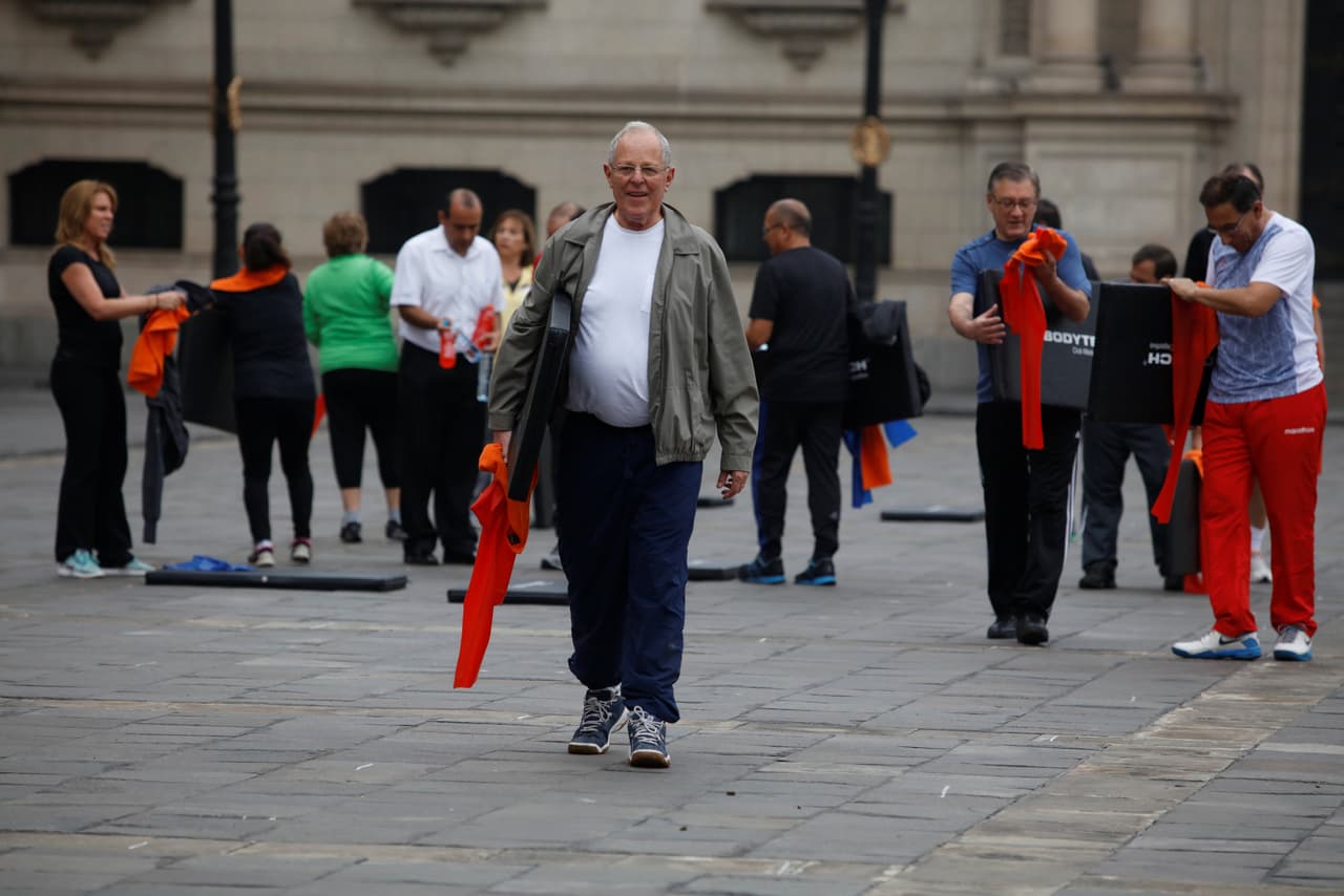 El presidente peruano, Pedro Pablo Kuzcynski, anunció una de sus primeras medidas: arrancar los consejos ministeriales con una rutina de ejercicios.