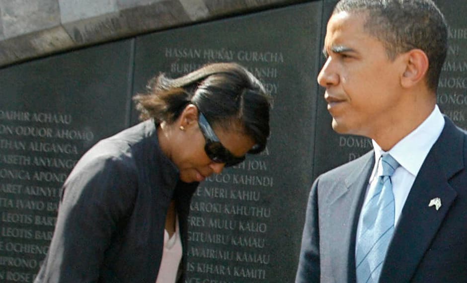 Durante su viaje por
<a href="http://www.nytimes.com/2006/08/26/world/africa/26obama.html">Kenia</a> en agosto del 2006, Michelle Obama
<b>estilizó su pelo con un partido de lado y utilizó unos pasadores en la parte lateral para mantenerlo fijo</b>. Las puntas para afuera, le aportaban un toque moderno a su melena. Sin embargo sitios web como
<a href="http://grandmotherafrica.com/why-does-michelle-obama-wear-relaxed-hair/">Grand Mother Africa</a> reclaman que durante
<b>su vida publica Michelle Obama jamás presumiera la textura natural de su melena afroamericana</b>.
<br>