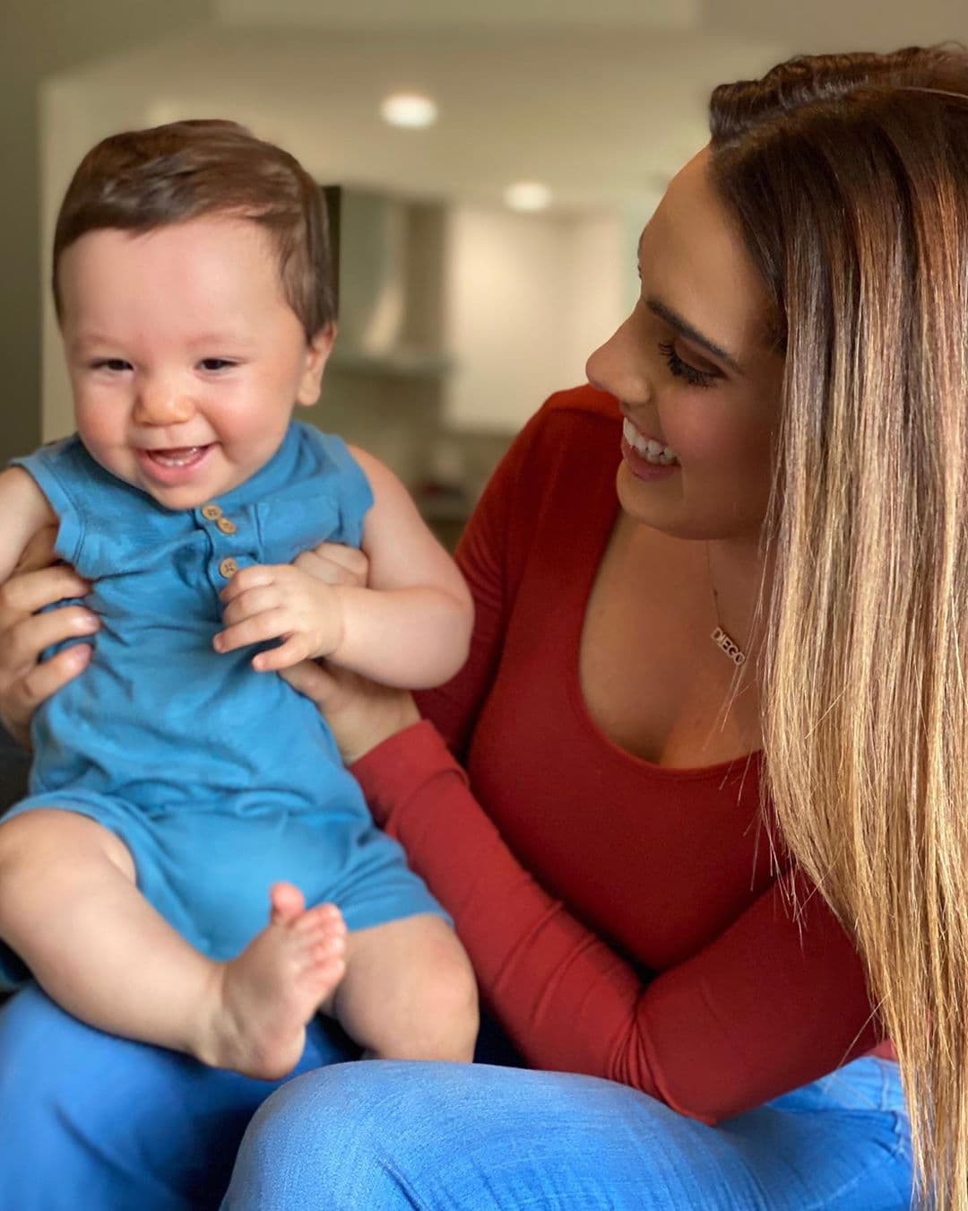 "Mi felicidad entera que está creciendo muy rápido", expresó emocionada. Para Andrea es maravilloso ver lo mucho que ha cambiado su bebé tras haber nacido prematuro.