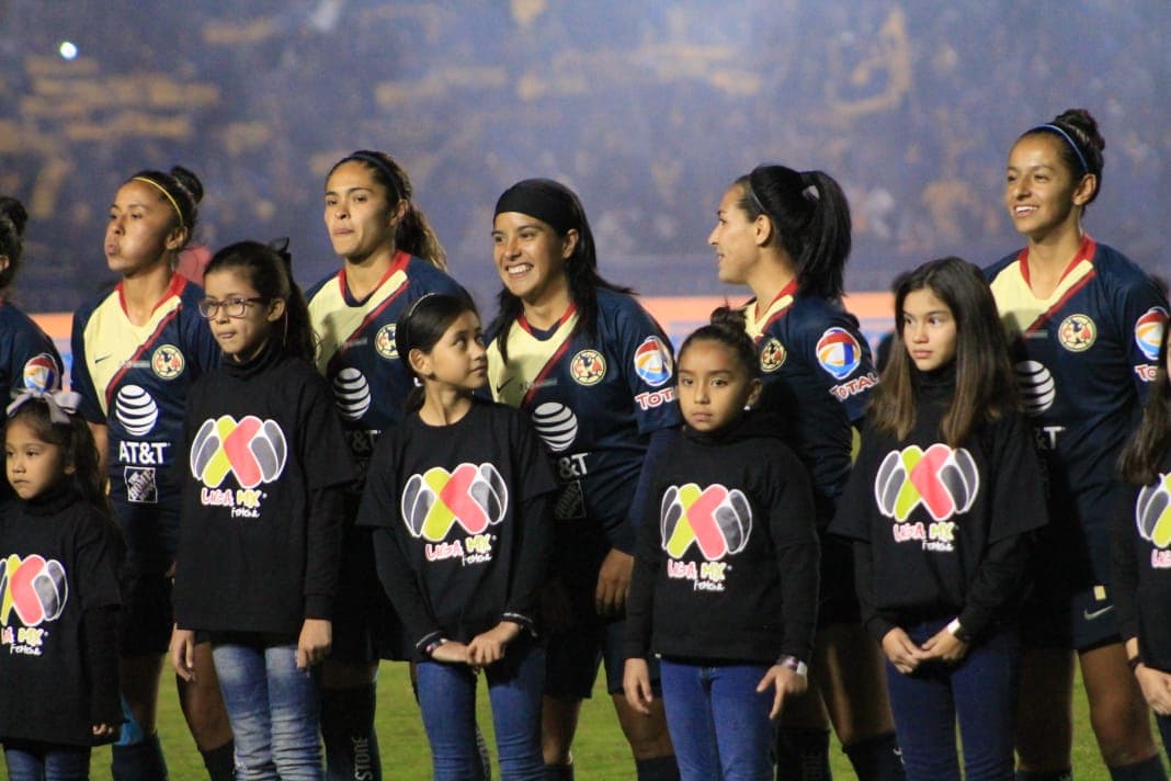 Con todo el entusiasmo por una gran final las jugadoras del América durante el protocolo.