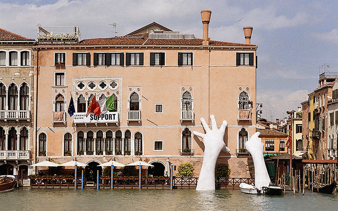 La obra se apoya en las paredes del hotel Ca’ Sagredo, en el canal de Venecia, una de las vías principales de esta ciudad construida entre canales navegables. "Venecia es una ciudad de arte flotante que ha inspirado a las culturas durante siglos, pero para seguir haciéndolo necesita el apoyo de nuestra generación y de los futuros, porque está amenazada por el cambio climático y la decadencia del tiempo", expresó el artista.