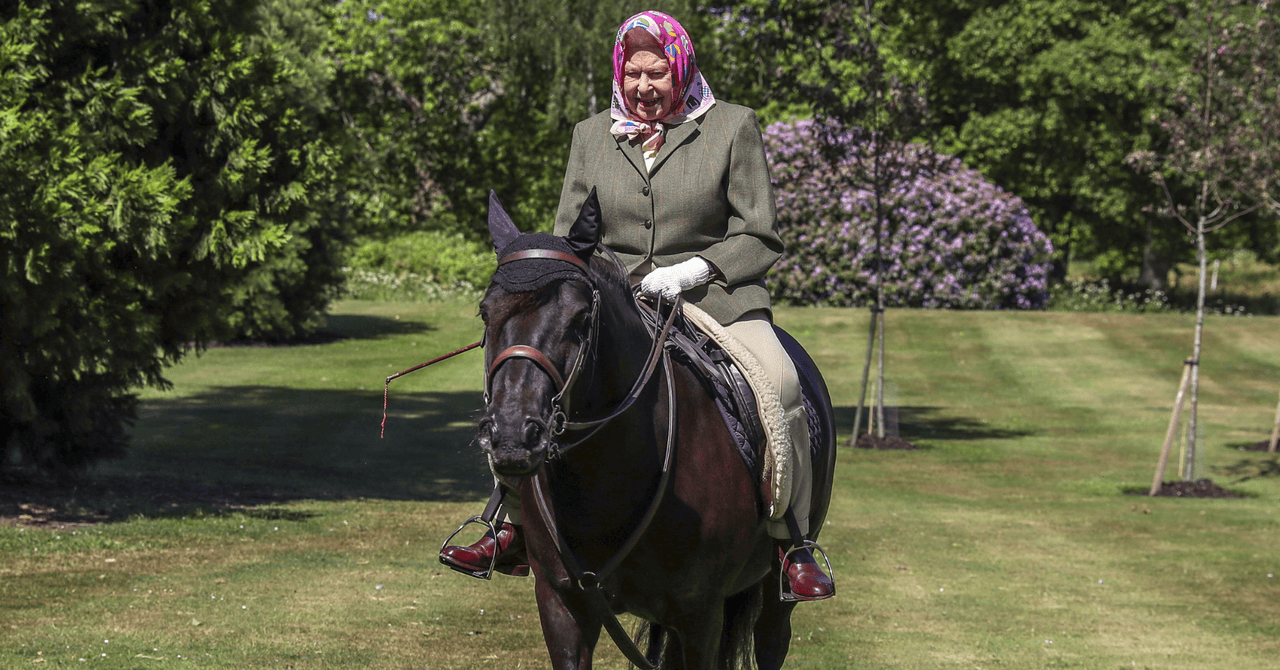 Reina Isabel II montando a caballo en mayo del 2020