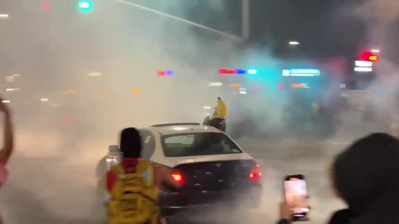 Hubo un participante del "sideshow" que incluso andaba vestido de plátano a bordo de un auto que hacía piruetas.