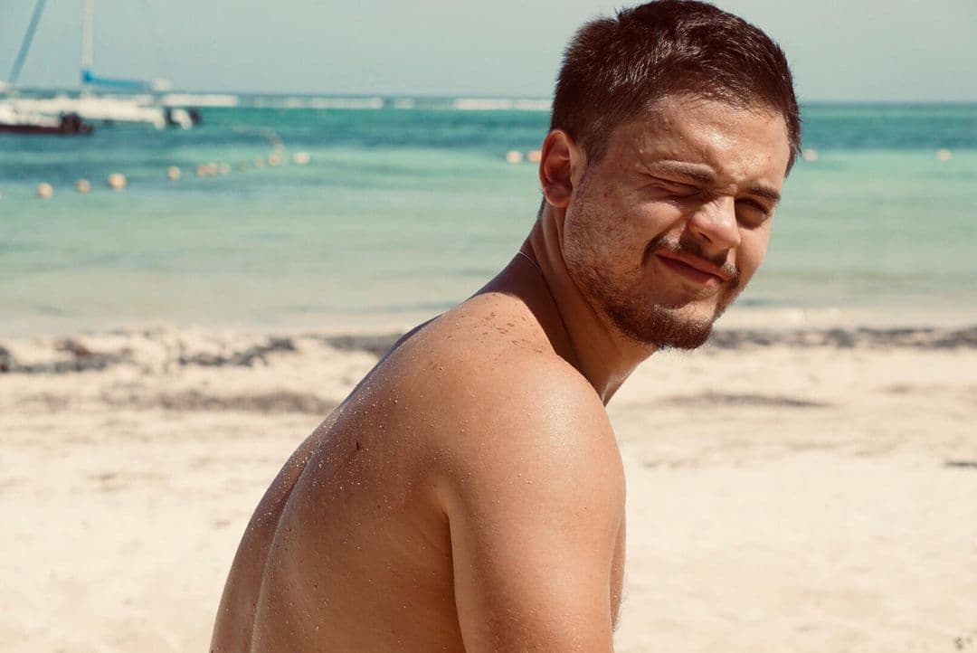 En los medios de comunicación han destacado el gran parecido que tiene con su padre, Sergio Sendel, que en sus más de 30 años de trayectoria como actor se ha ganado el título de 'galán de telenovelas'.