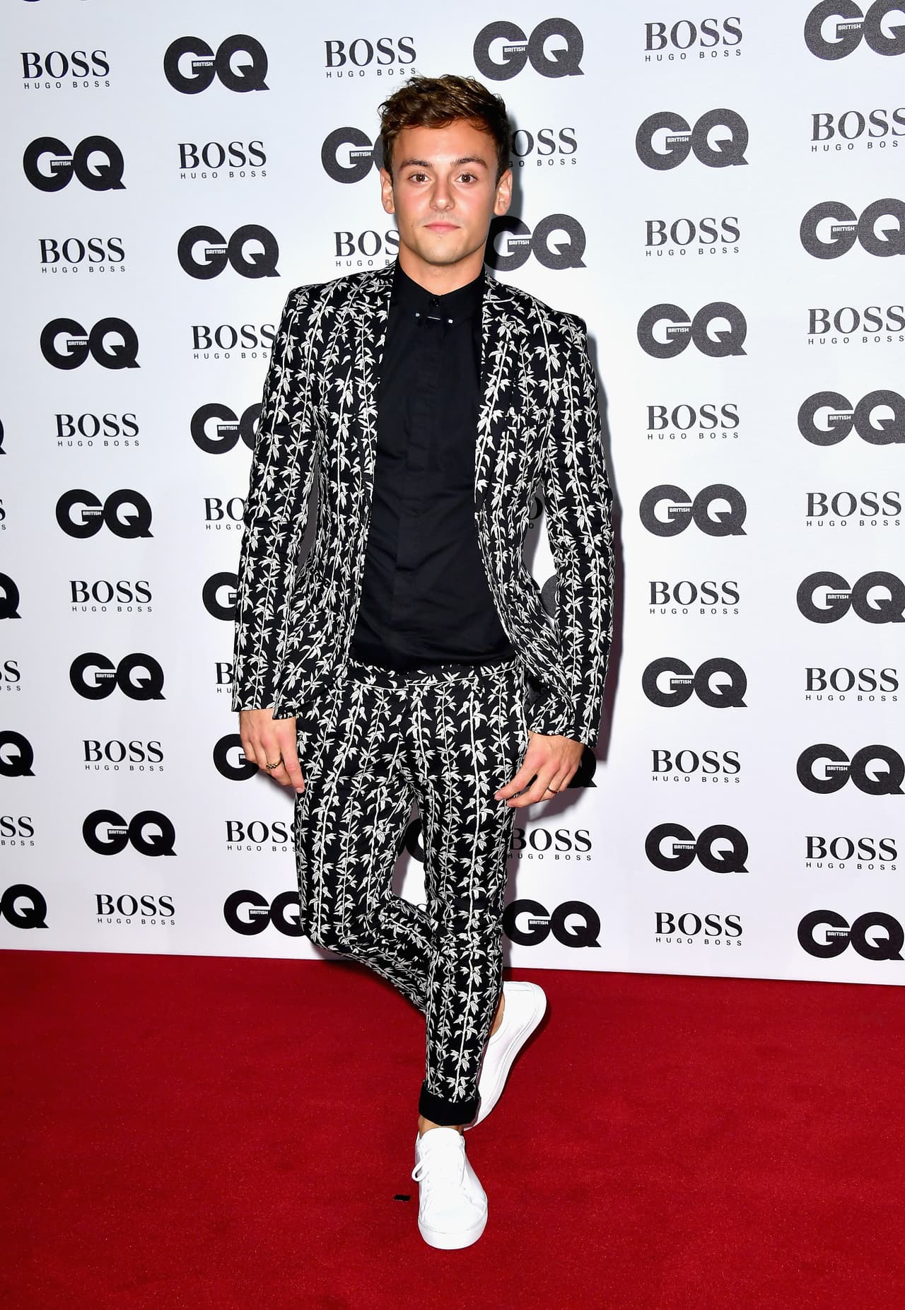 Tom Daley acertó con su traje blanco y negro.