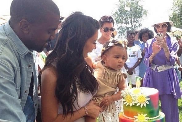 Aunque no lo parezca, esta familia se ve muy feliz.