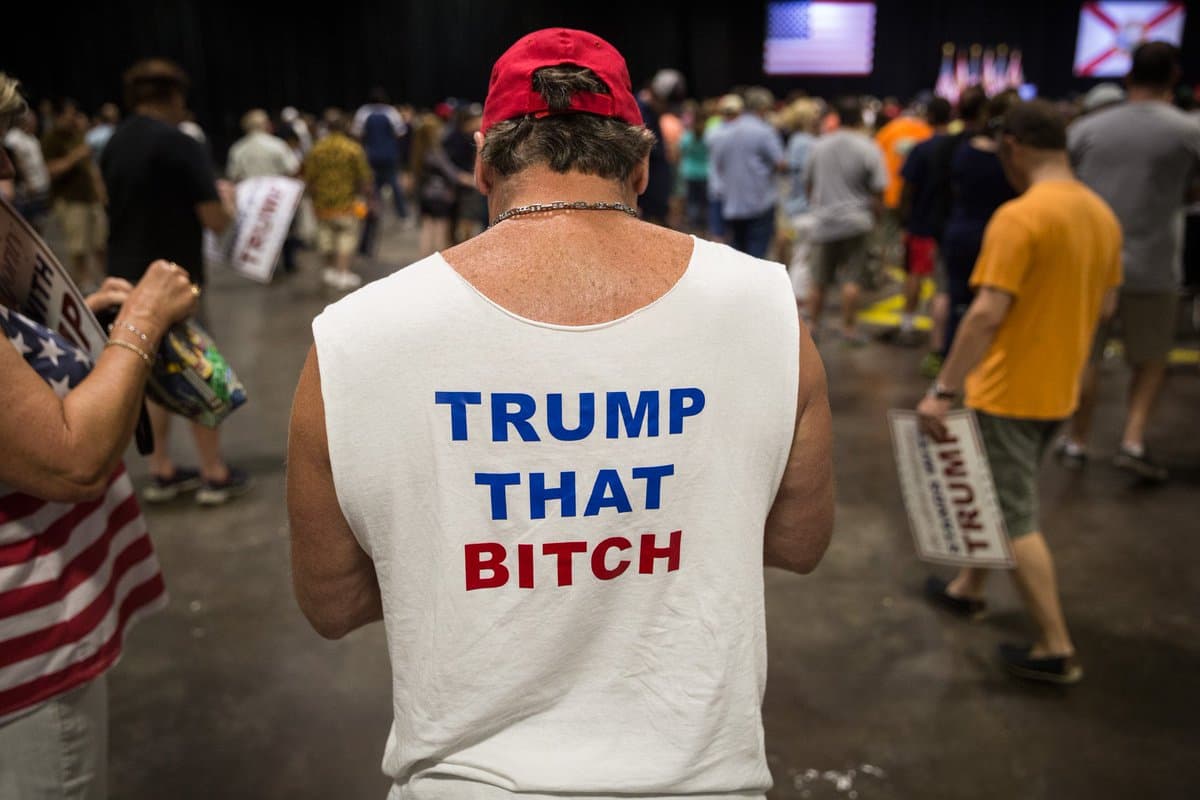 Este ha sido una de las palabras más comúnmente usada por los simpatizantes de Trump. Lejos de viejas campañas en las que las camisetas tenían la función de simpatizar con el candidato elegido esta campaña presidencial ha usado palabras históricamente usadas para señalar a las mujeres que no complacen al sistema masculino como ofensa de la candidata demócrata. Getty Images
