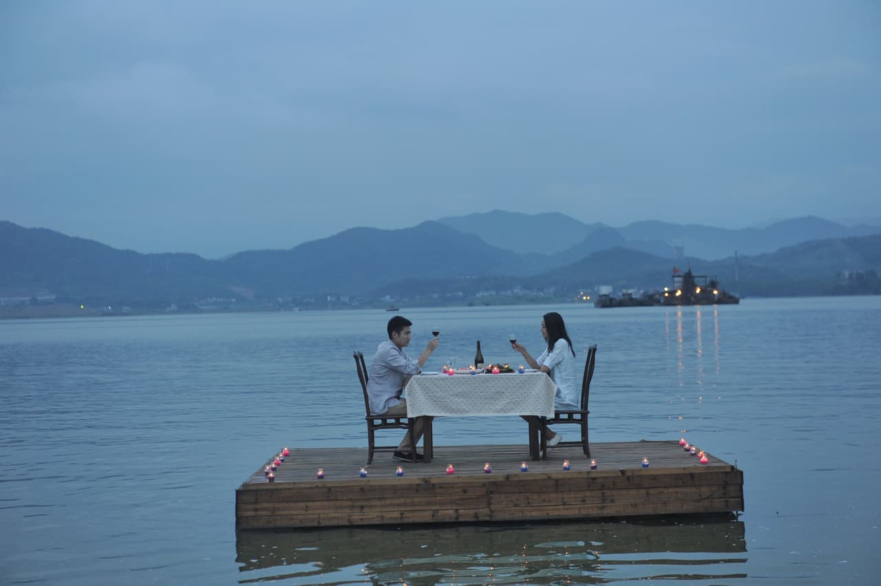 Para dar servicio, hay un pequeño barco que lleva los alimentos a este escenario.