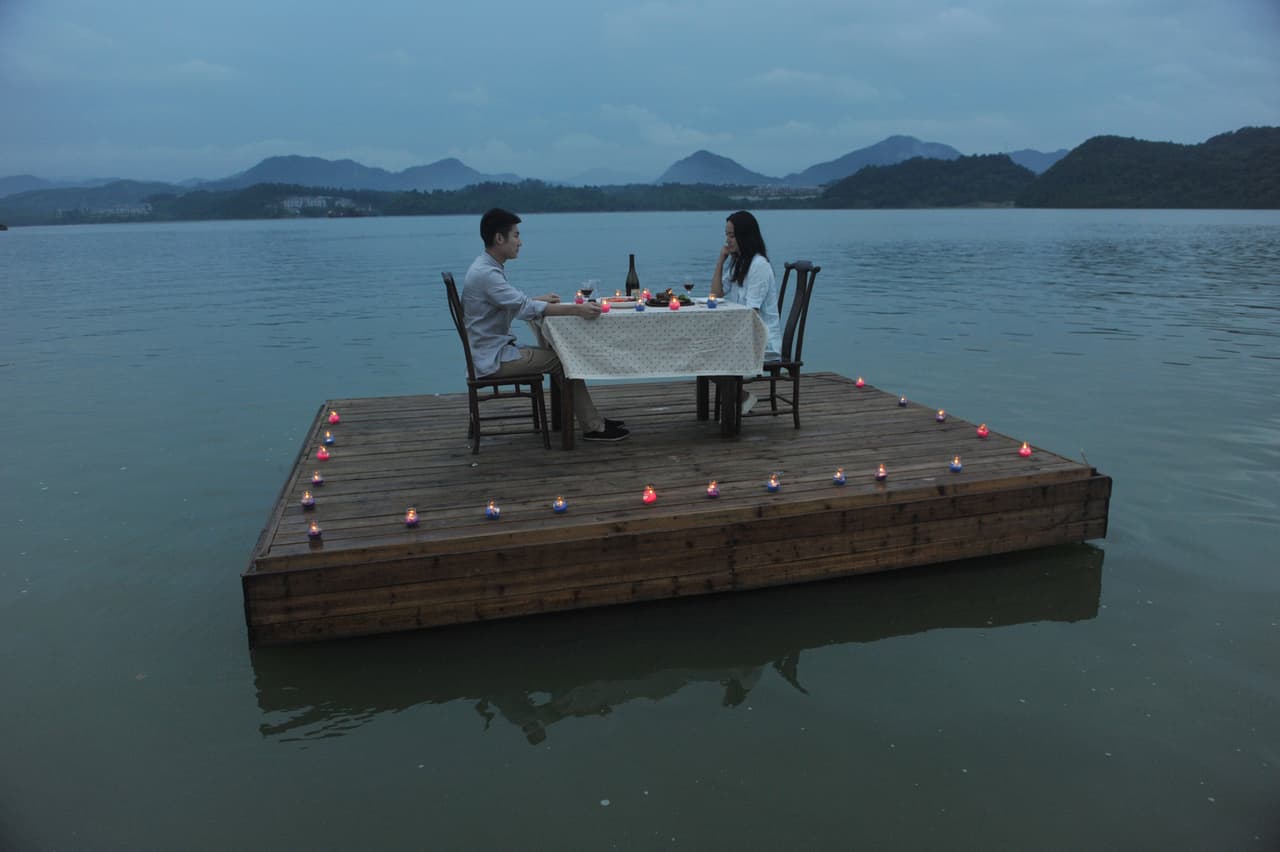 ¿Te imaginas cenar en medio de un lago? en la cuidad de Lin'an en el Sur de China, abrieron este increíble y romántico restaurante flotante.