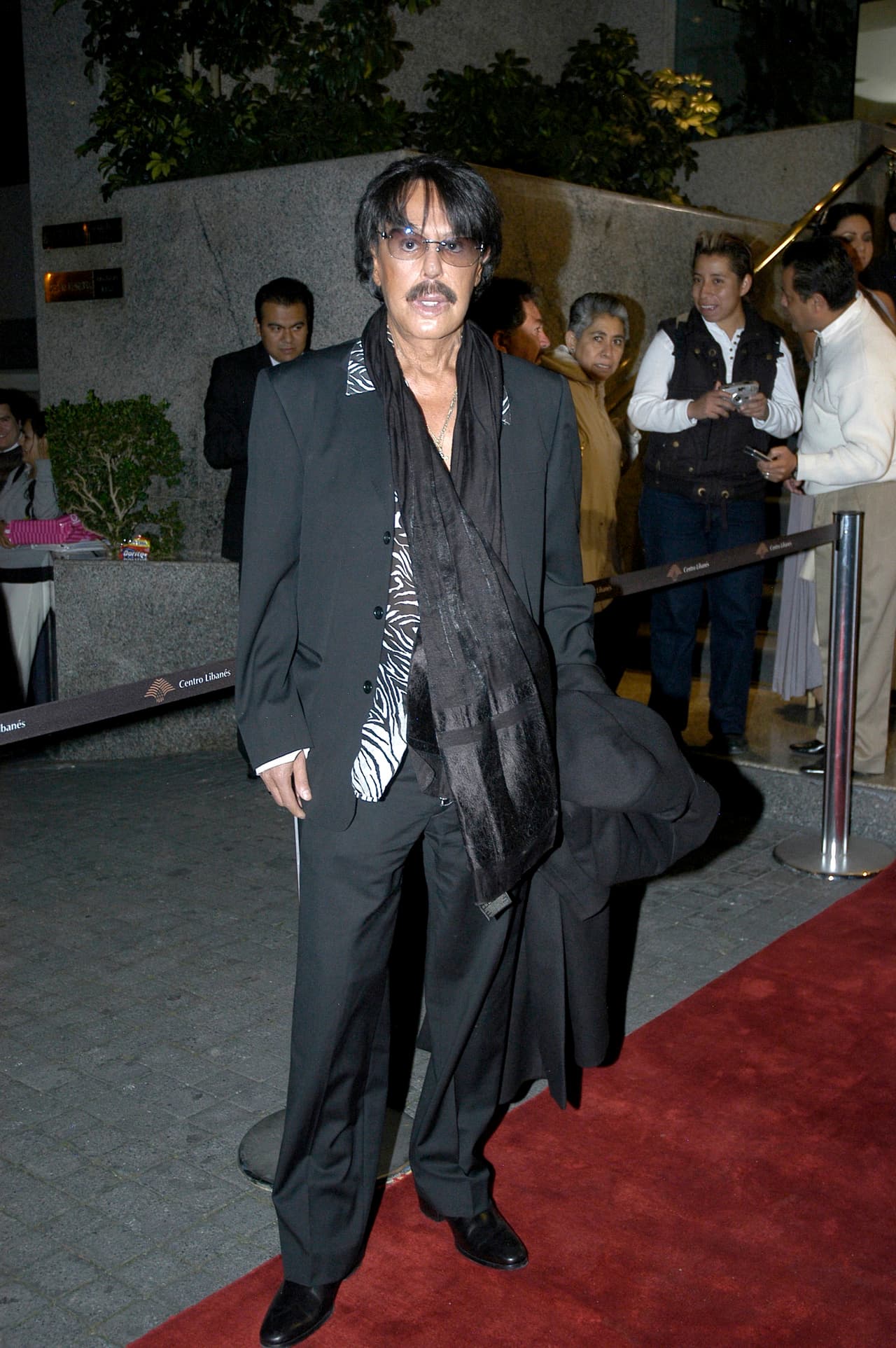 Por su salón de belleza desfilaron las más grandes estrellas del mundo artístico y su fama saltó hasta los programas de radio y televisión. 
<br>