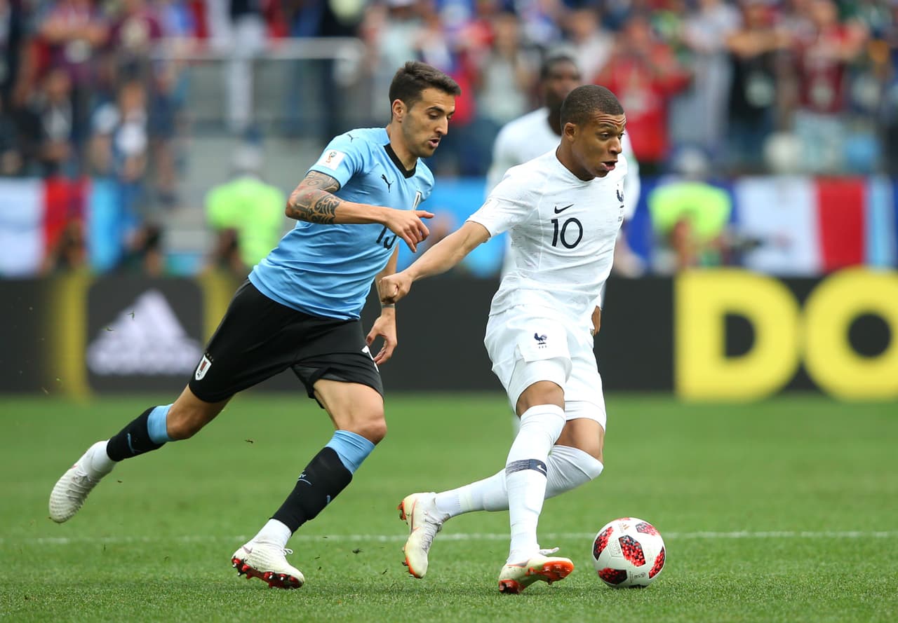 Uruguay tomó reparos y le puso marca asfixiante. El jugador del PSG poco podía hacer en velocidad en los primeros minutos.