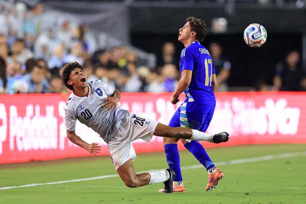El mediocampista Sidney Paris sufrió una caída en la peleada búsqueda del balón con el argentino Giuliano Simeone.