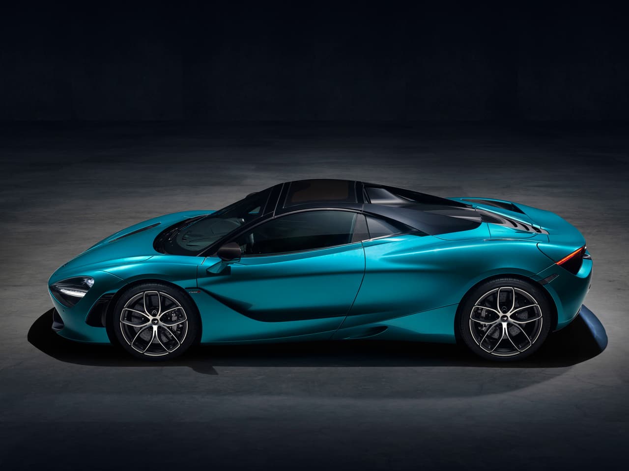 Es capaz de 
<b>acelerar hasta las 60mph en solo 2.8 segundos</b> y puede alcanzar una velocidad máxima 
<b>212 mph con el techo desplegado y 202mph con el techo retraído</b>.