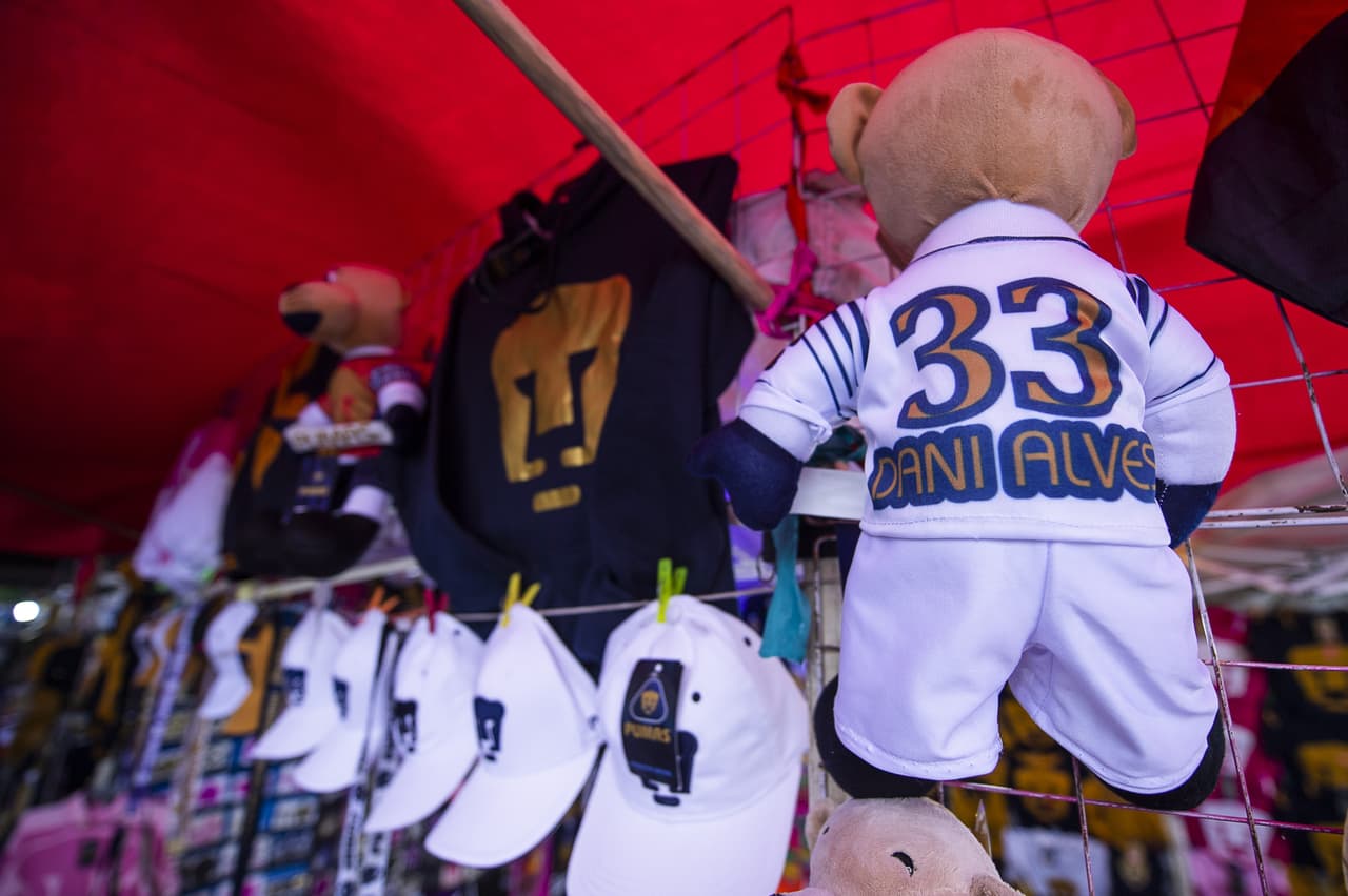 Dani Alves debutó como titular con Pumas en un pletórico estadio Olímpico Universitario en el que apenas pudieron rescatar el empate ante un aguerrido Mazatlán FC gracias a la asistencia del histórico brasileño sobre el final del partido.