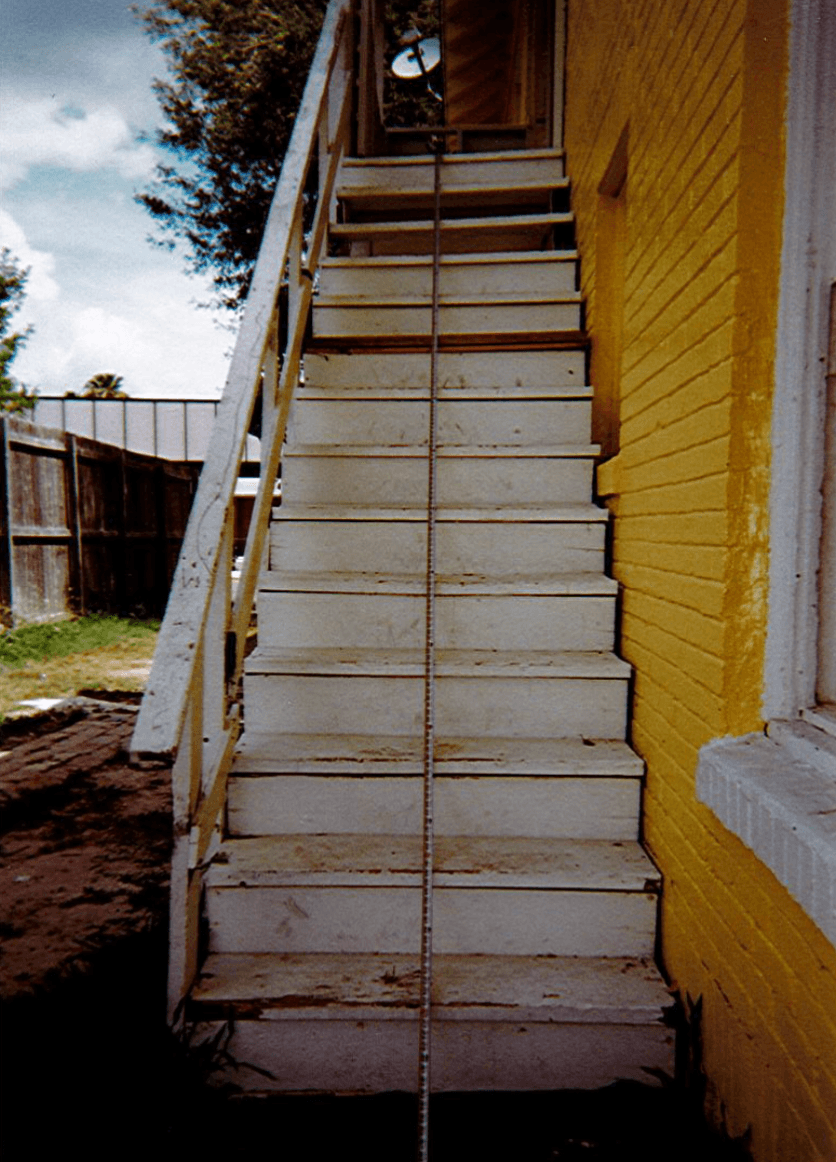 Estas son las escaleras de la casa en la que Melissa Lucio vivía en febrero de 2007 y por las que cayó su bebé, Mariah.