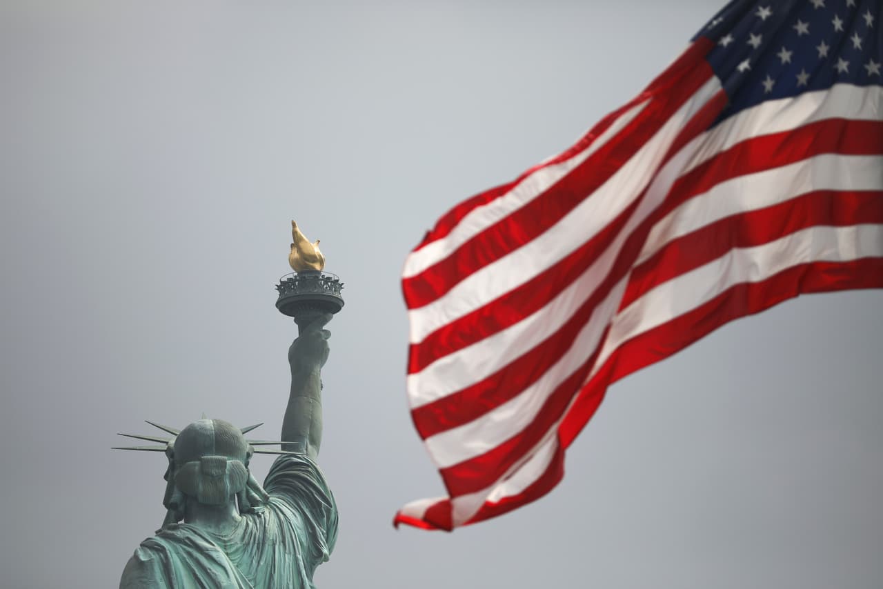 Servicio de inmigración cambia su retórica con la palabra "bienvenidos", pero ¿es suficiente?