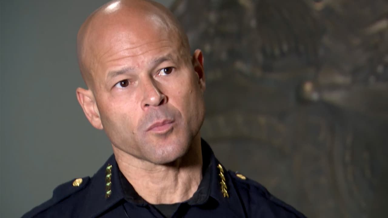 La Policía de Dallas sale en busca de más oficiales que hablen español