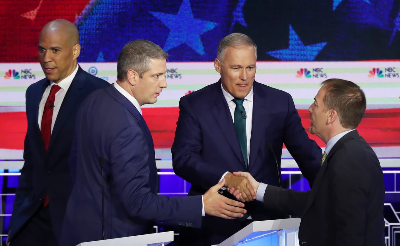 Un momento de cordialidad antes del debate entre Cory Booker, Tim Ryan y Jay Inslee. El evento se desarrolló en la sala de conciertos Knight del Adrienne Arsht Center for the Performing Arts, en el condado de Miami-Dade.