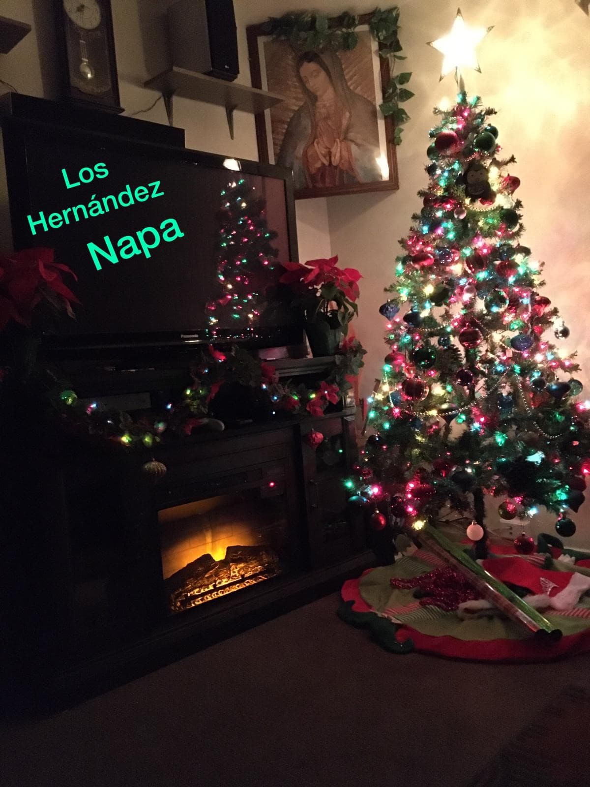 La familia Hernández, de Napa, en el norte de la Bahía, tiene un arbolito justo al lado de una chimenea. Se puede ver la imagen de la Virgen de Guadalupe al lado de la brillante estrella que adorna la punta del pino.