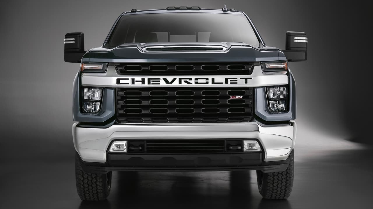 Chevrolet sigue el liderato de Ford y después de 14 años, cuando Ford lo hizo por primera vez, 
<b>separa el aspecto exterior de sus camionetas </b>de trabajo pesado, del de la de tamaño liviano, en este caso la 
<b><a href="https://www.univision.com/noticias/autos/chevrolet-silverado-2019-prueba-a-bordo-completa-video" target="_blank">SIlverado 1500 </a></b>cuya generación actual debutó en 2018, como modelo 2019.