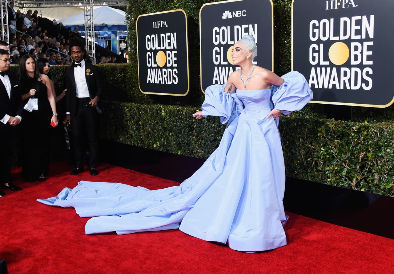 Fuentes cercanas a Lady Gaga comentaron a 
<b><a href="https://www.tmz.com/2019/10/28/lady-gaga-golden-globes-dress-auction-hotel-maid-valentino/" target="_blank">TMZ</a></b> que el vestido no le pertenece a la cantante, sino que se lo prestó la casa Valentino para los Globos de Oro. La prenda es una pieza única.