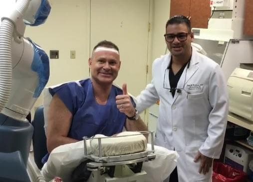 En sus casi 50 años también se ha dado una ayudadita para verse mejor, entre ellas realizar rutinas de ejercicio intenso y en dos ocasiones se ha sometido a transplante de cabello.