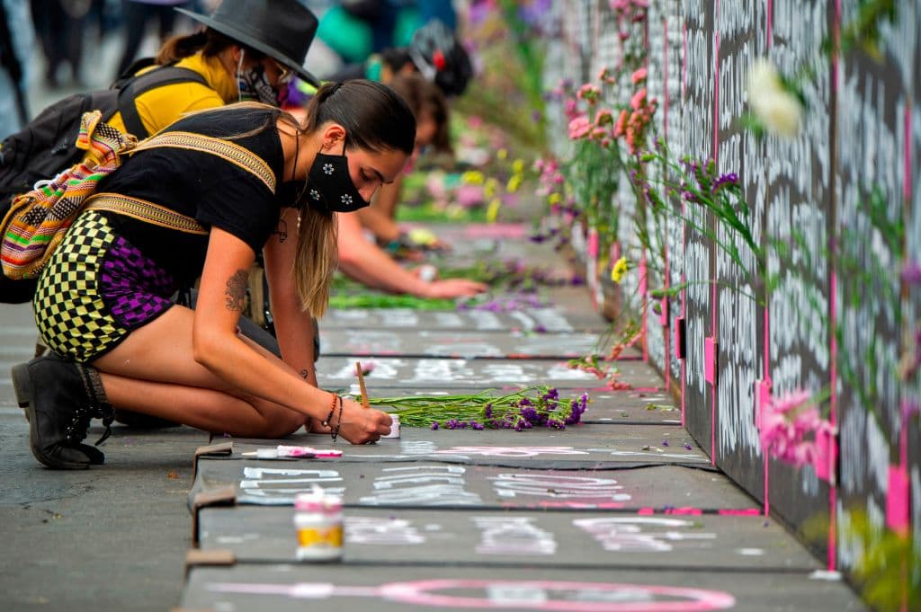 Además de continuar con las pintas y la decoración del muro, el domingo por la noche se proyectaron mensajes 
<b>sobre las paredes del Palacio Nacional como "México Feminicida"</b>. Este martes se espera que marchen colectivos de mujeres alrededor de las 2 pm hora local del Monumento a la Revolución al Zócalo de la capital.