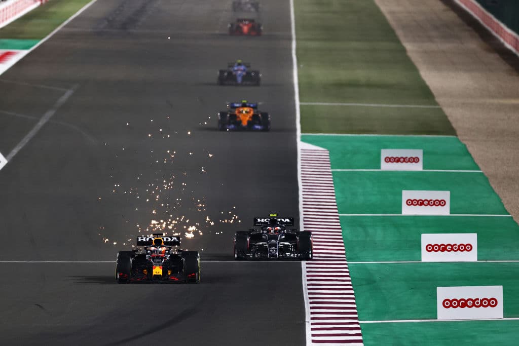 Lewis Hamilton y Mercedes Benz se llevan el Gran Premio de Qatar. El piloto británico logra superarlos y quedarse en la primera posición y por buen tiempo, seguido de Max Verstappen de Red Bull y, en esta ocasión, el español Fernando Alonso le rebató el tercer lugar a Sergio Pérez, quien se vio forzado a hacer doble parada y perder podio.