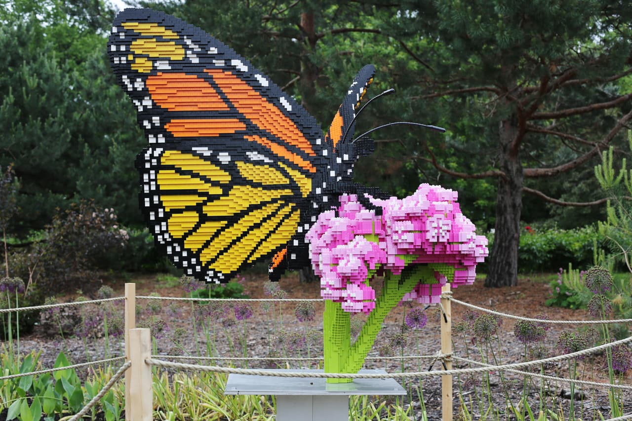 Escultura de bloques LEGO de una mariposa